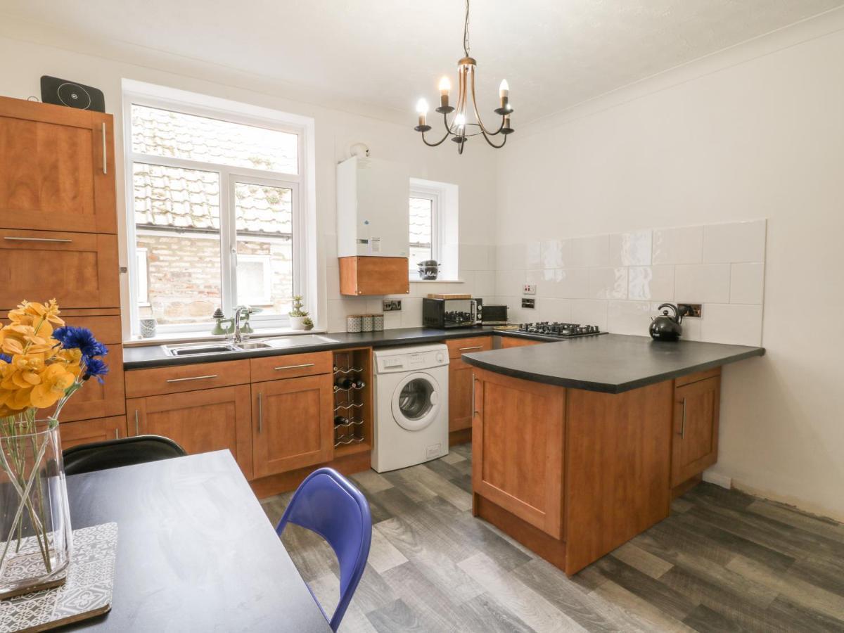 1 Burns Yard Apartment Уитби Екстериор снимка