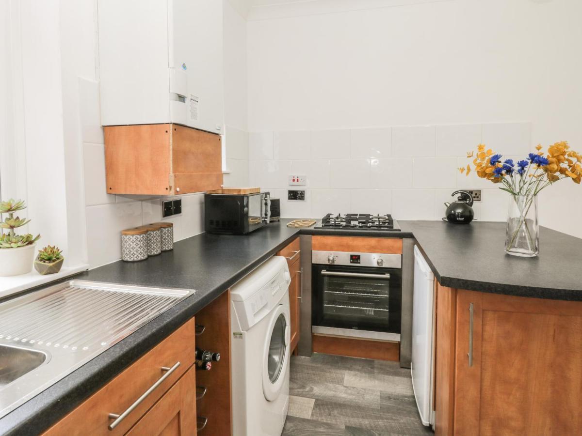 1 Burns Yard Apartment Уитби Екстериор снимка