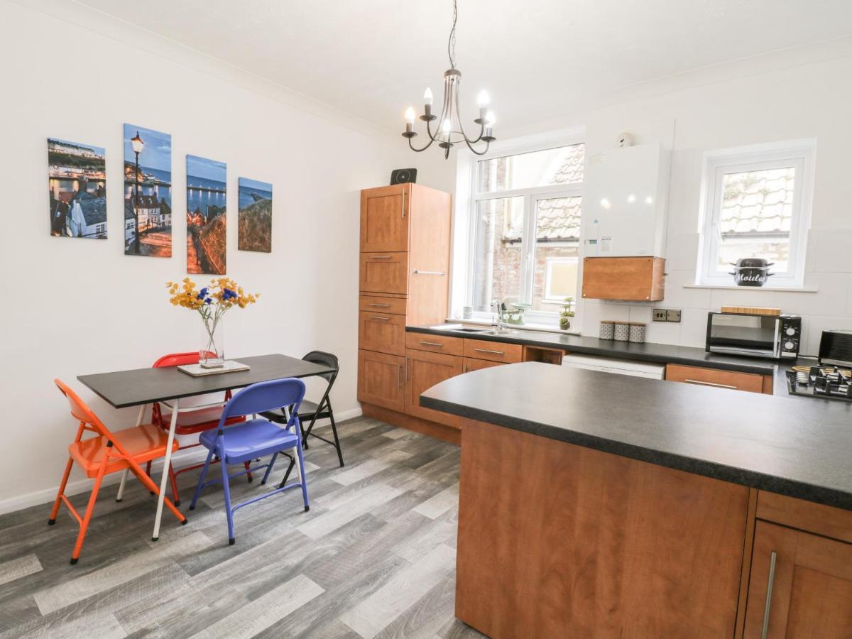 1 Burns Yard Apartment Уитби Екстериор снимка