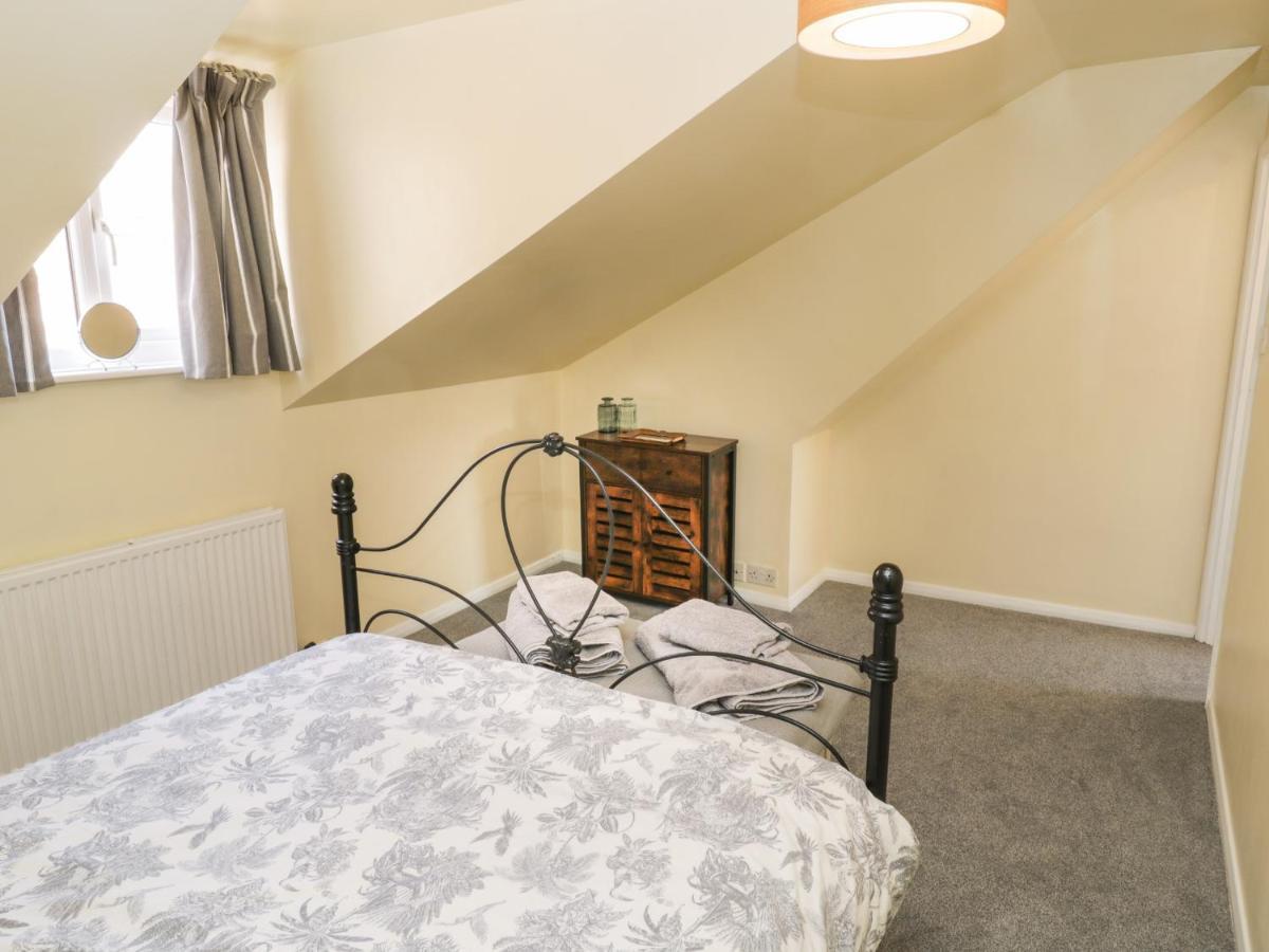 1 Burns Yard Apartment Уитби Екстериор снимка