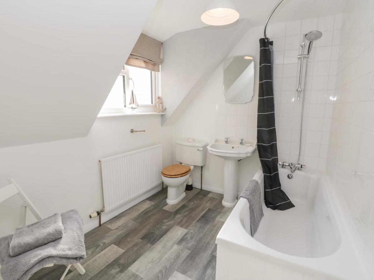 1 Burns Yard Apartment Уитби Екстериор снимка
