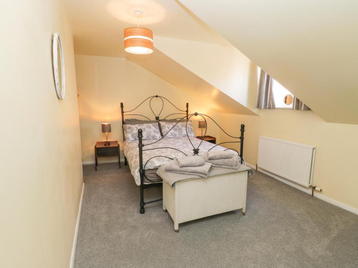 1 Burns Yard Apartment Уитби Екстериор снимка