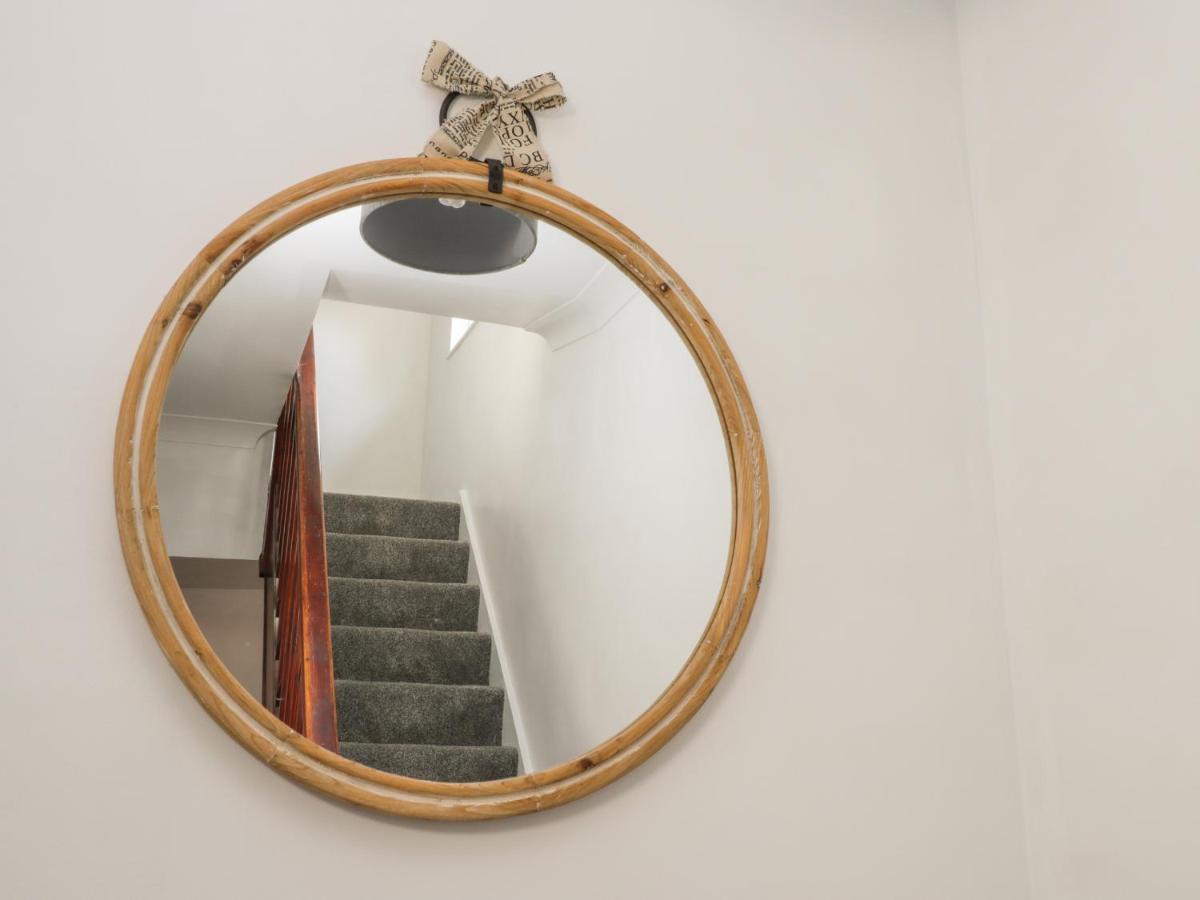 1 Burns Yard Apartment Уитби Екстериор снимка