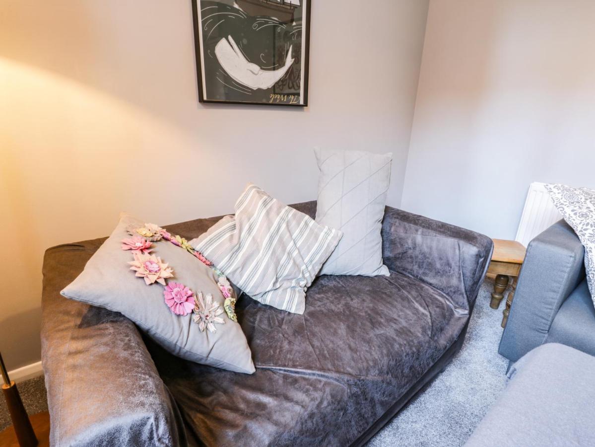 1 Burns Yard Apartment Уитби Екстериор снимка